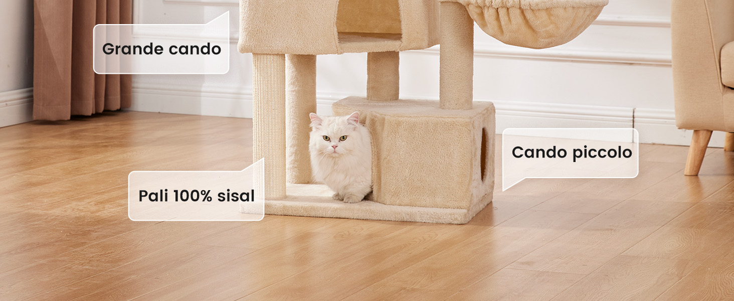 Mobile per gatti caratterizzato da una grande struttura a cubo beige con montanti rivestiti in sisal e un cubo attaccato più piccolo. Un gatto bianco è seduto all'interno del cubo più grande su un pavimento di legno