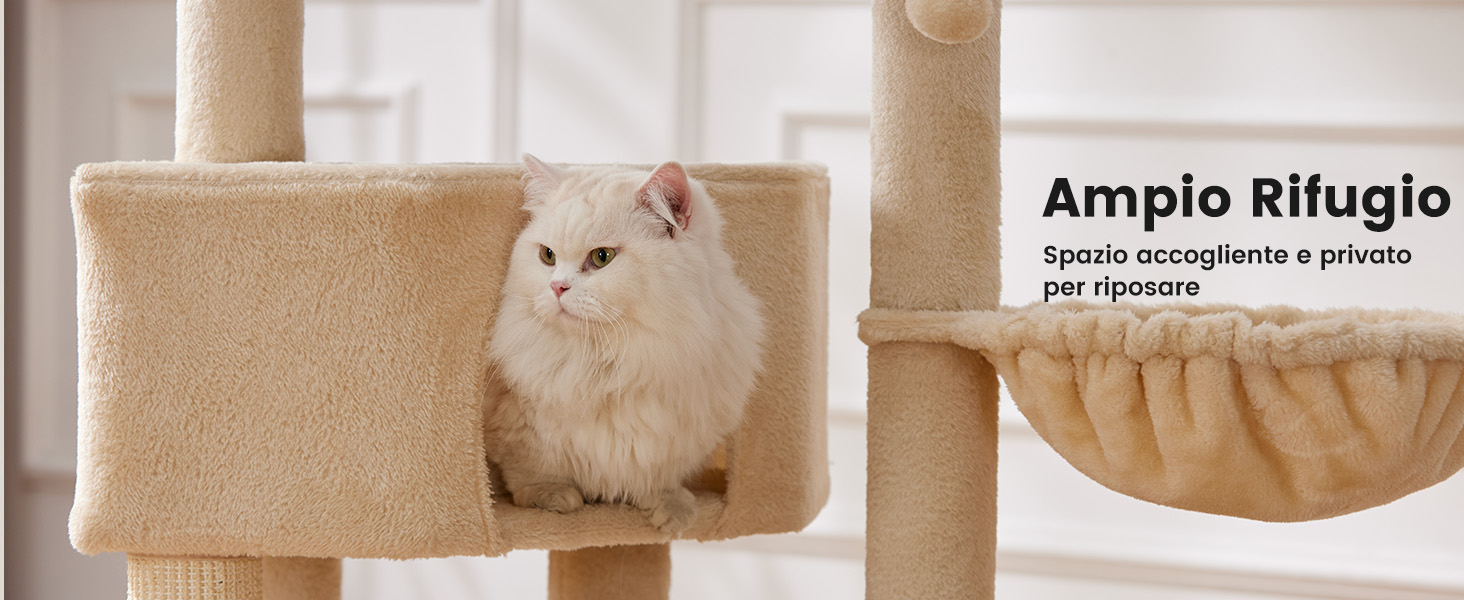 Tiragraffi beige con vano chiuso e amaca sospesa. Gatto bianco a pelo lungo seduto all'interno del ripostiglio, che dimostra l'uso dei mobili per gatti