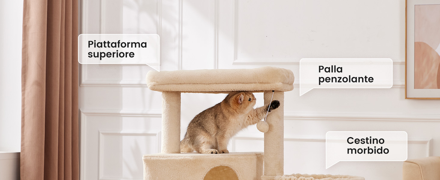 Un tiragraffi a più livelli con una piattaforma beige ricoperta di peluche, un giocattolo da appendere e una base imbottita. Un gatto è visibile all'interno di una delle aree chiuse