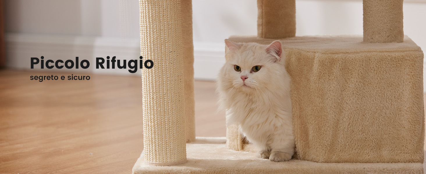 Tiragraffi per gatti con piattaforme in moquette beige e pali rivestiti in sisal. Un soffice gatto bianco fa capolino da un ripostiglio nella struttura.